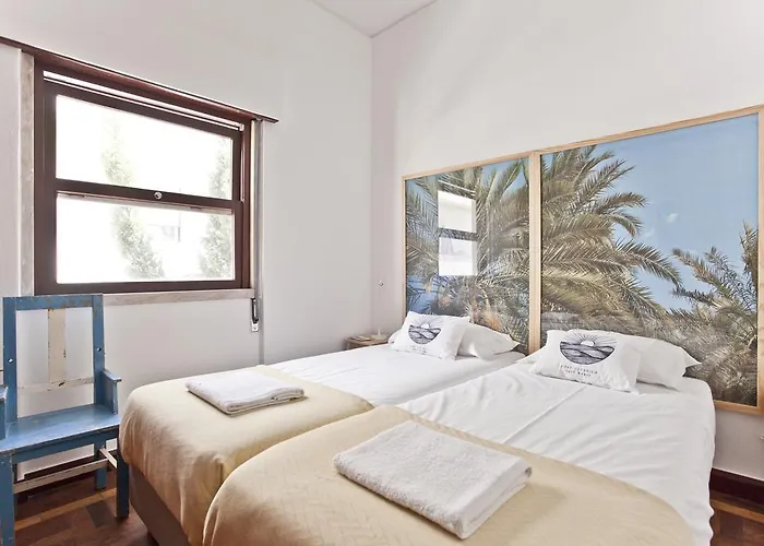 Lost Caparica Surf House Bed and Breakfast