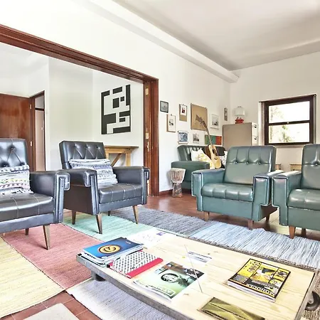 Lost Caparica Surf House Alojamento de Acomodação e Pequeno-almoço *